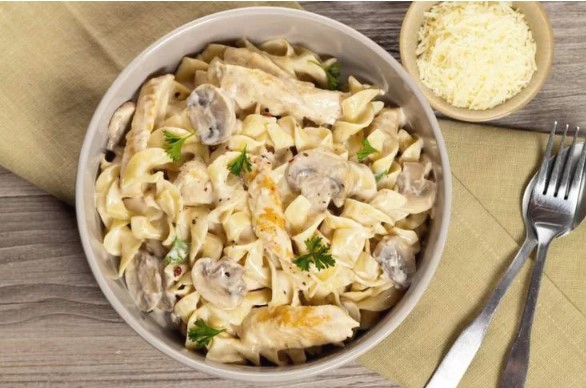 Макароны, курица и грибы