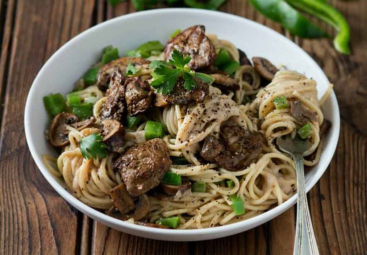 Макароны, куриная печень и грибы