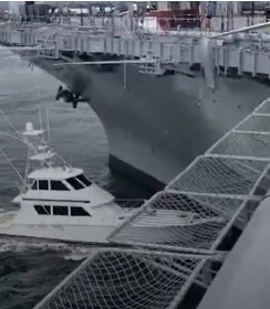 Моторная лодка врезалась в авианосец Мидуэй